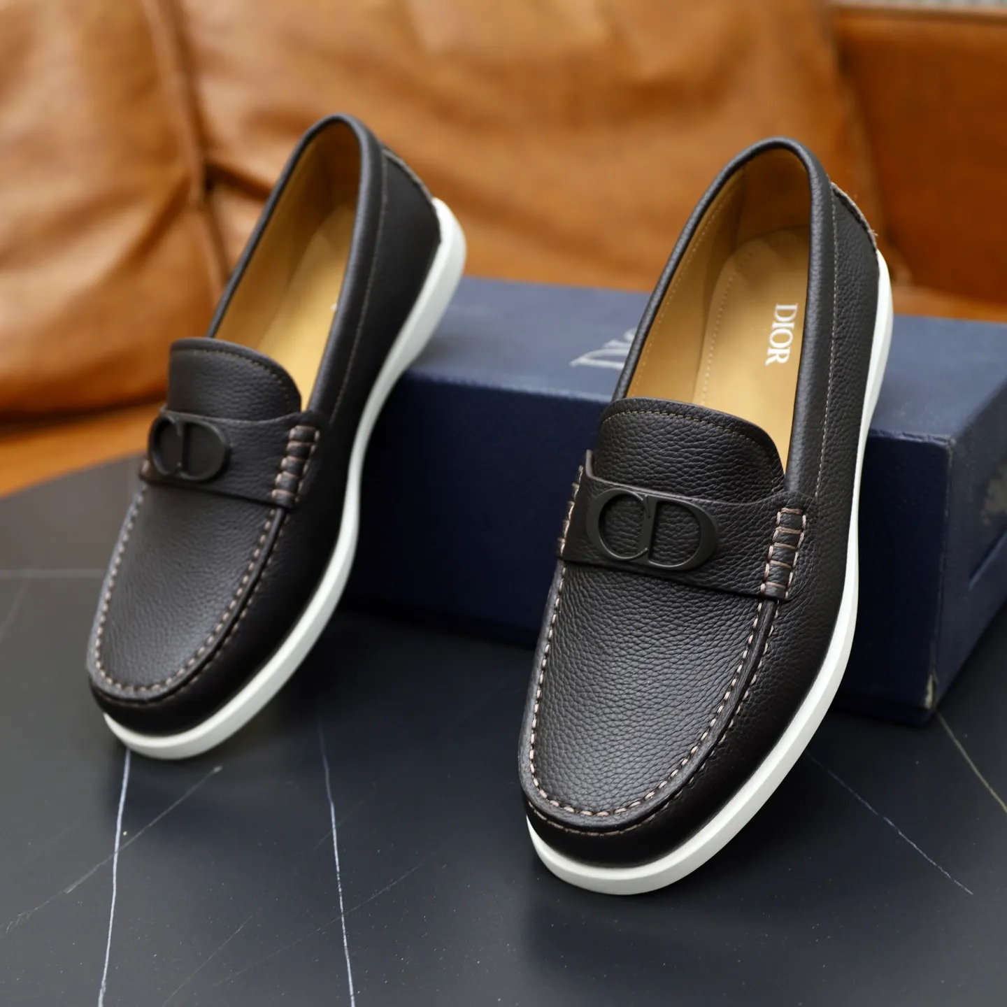 Ex-factory price: 540🙅‍♂️🙅‍♂️🙅‍♂️ Brand: Dior DIOR Standard code: Men's code 38/44 (45 can be customized) Grade: Same as the official website Material: Original cowhide stitching, cowhide lining, original TPU wear-resistant soft outsole Style categories: Leisure and sports version, footwear for driving, young fashion, European and American trends, British style Color: actual picture color